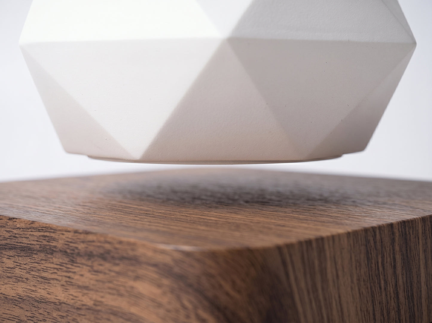 Levitating Plant Pot – Magnetic Floating Planter for Desk Decor