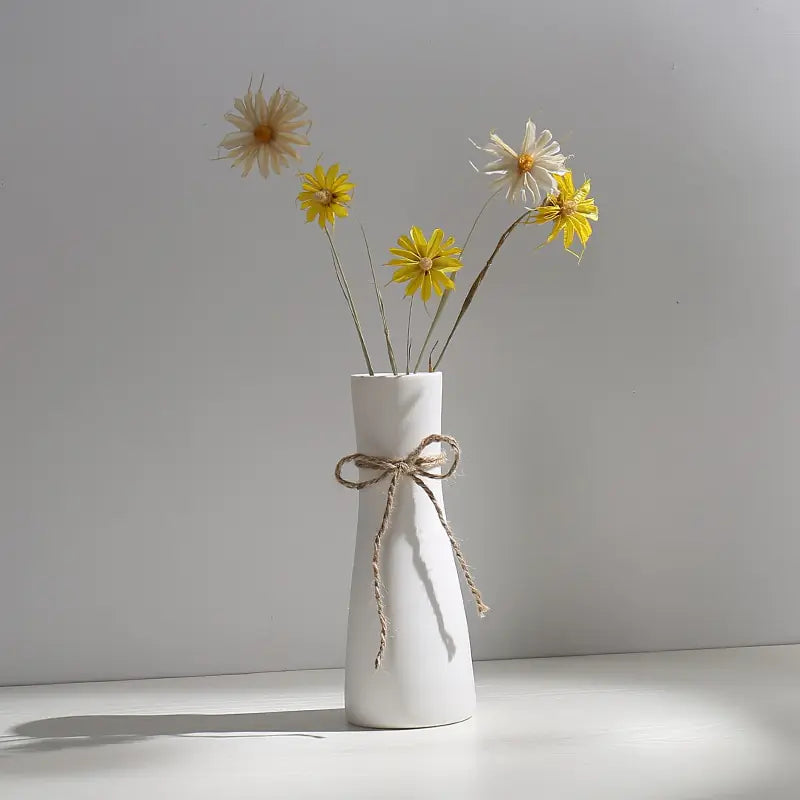 Jarrón de cerámica blanco con cuerda de cáñamo – Decoración minimalista nórdica
